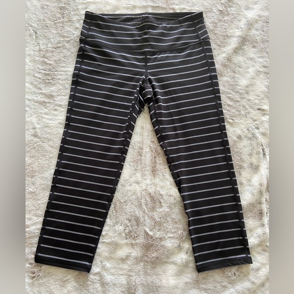 Athleta Pants - Athleta Chaturanga Stripped Cropped Leggings Small